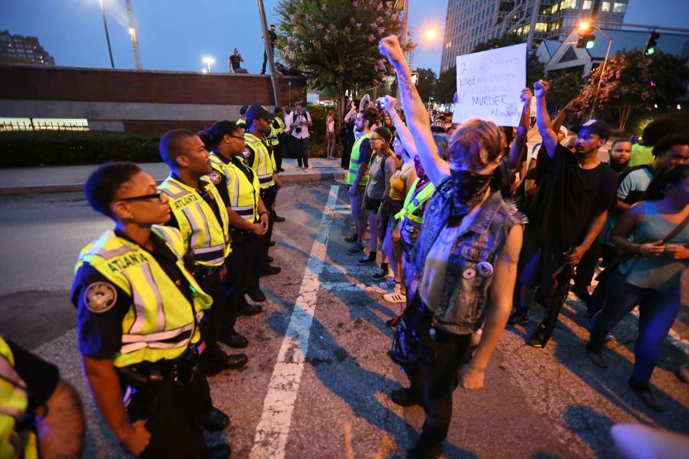 Dozens of protesters marched from the Lenox MARTA station to the Governors Mansion on July 10, 2016. Among the protesters&#39; demands -- a meeting with the police chief of Atlanta and Mayor Kasim Reed, who were present and agreed to meet with the leaders of Black Lives Matter at a later date.PHOTO: Miguel Martinez \/ MundoHispanico