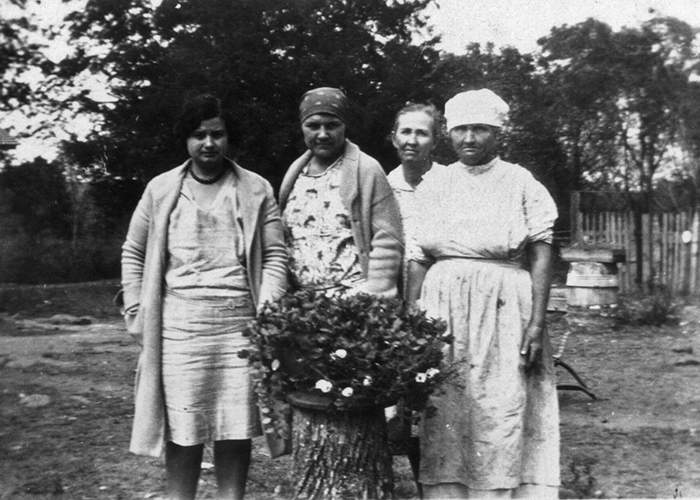 Mary Ross Jones (right) with three of her sisters on the farm outside Sand Springs, Okla., where she lived with her son, John Jones. Contributed photo