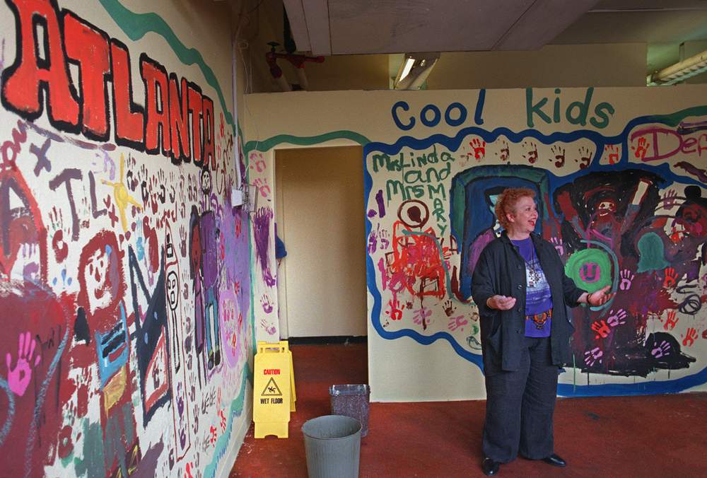 Anita Beaty conducts a tour at the Peachtree-Pine homeless shelter in 1998. \/ AJC file photo