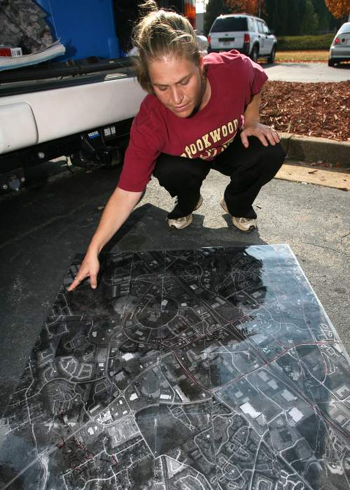 In a November 2007 photo, Erika Wilson points to a map of the area in Duluth where Justin was last seen. AJC file