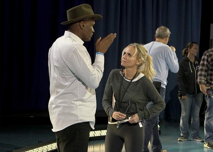 Leon and Chenoweth on the set of "Hairspray Live!"