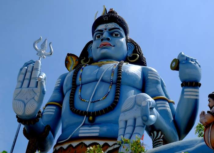 An enormous statue of Shiva welcomes visitors to the Koneswaram temple complex, Trincomalee in Sri Lanka. Photo for The Washington Post by Henry Wismayer.