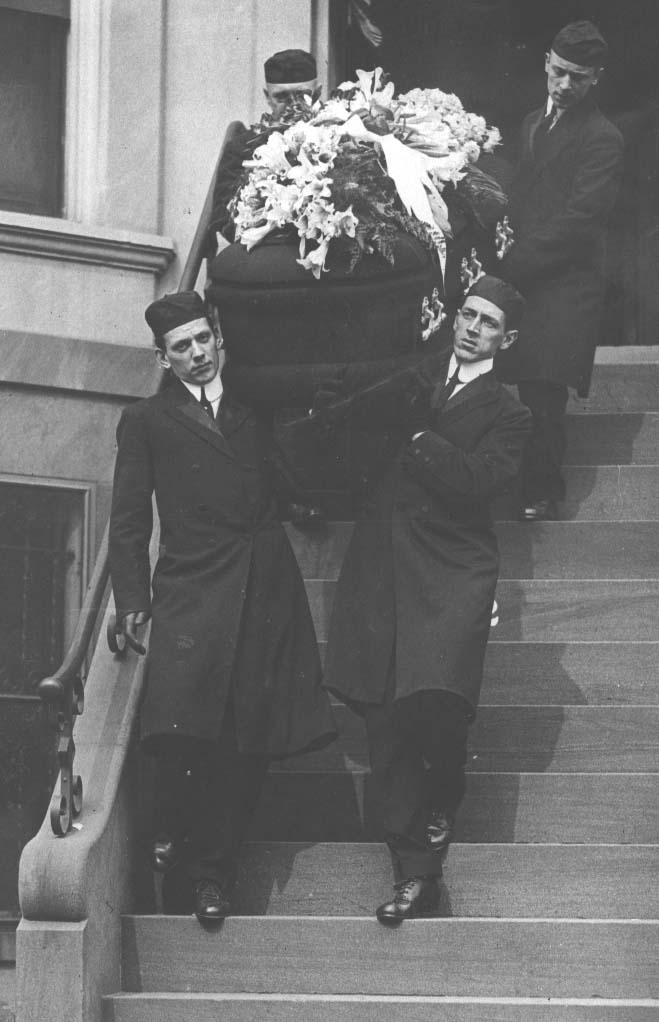 Pallbearers carry Frank's coffin in Brooklyn, 1915.PHOTO: The William Breman Jewish Heritage Museum